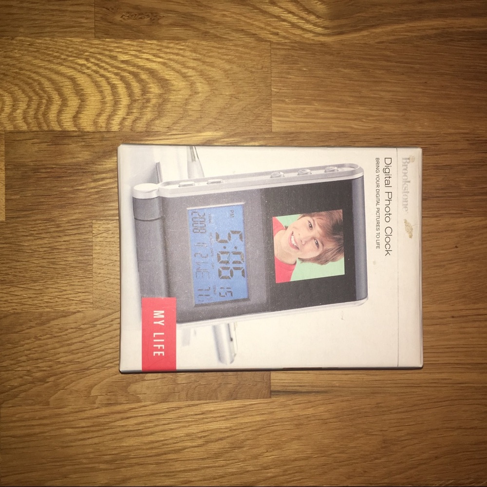 Small Digital Clock/Digital Photo Display - Picture 2 of 5